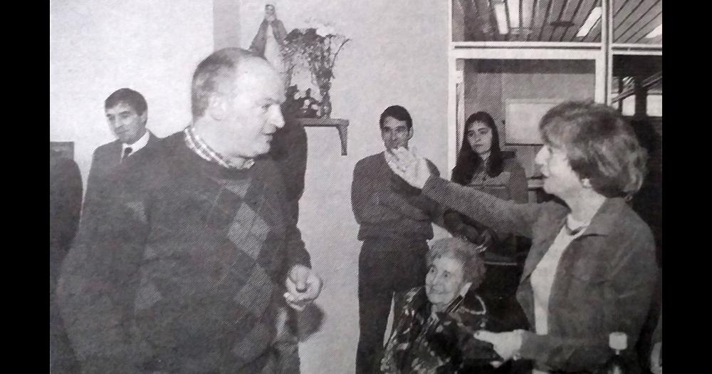 1998. El diario El Popular cumplía 99 años y su directora Graciela Pagano entregaba un presente a Pedro Broglia, por haber cumplido 30 años de trabajo.