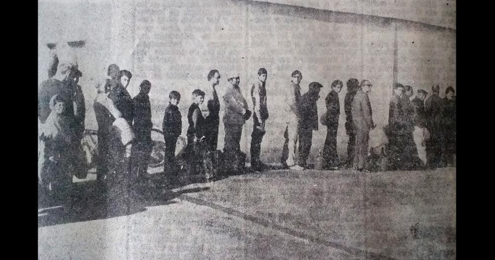 1973. En Olavarría se registraba escasez de nafta y querosene (en la foto, cola para comprar querosene en una estación de servicio).