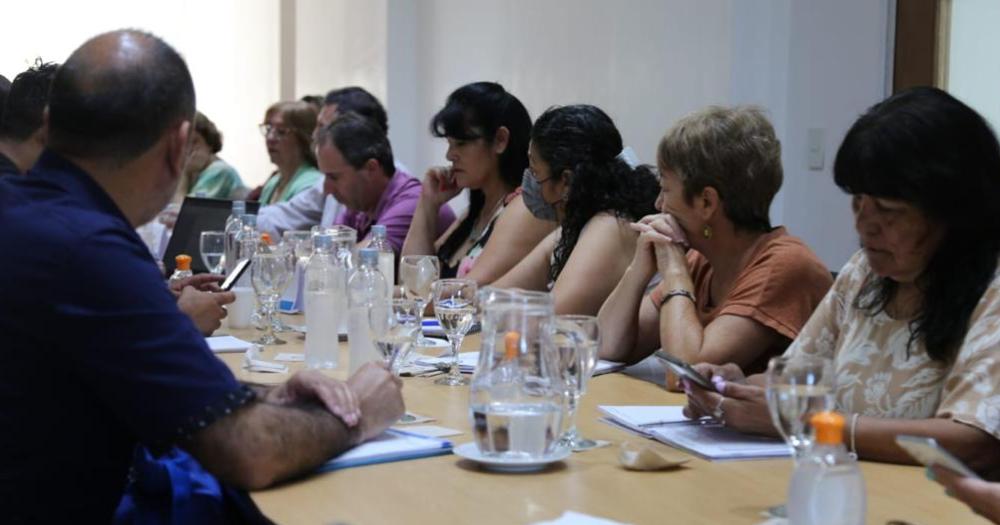 Acuerdan nuevo régimen de licencias parentales para docentes