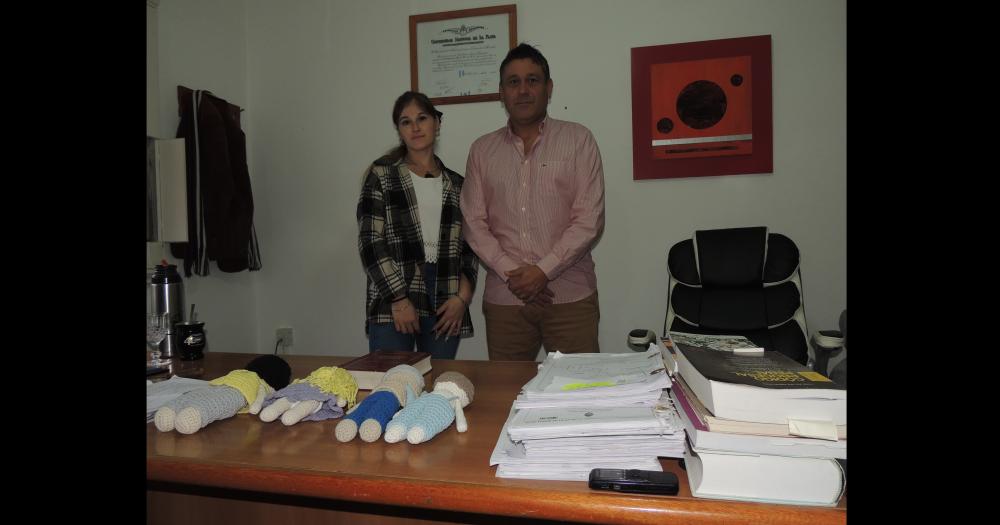 María Fernanda Belacín y el ayudantía fiscal de La Madrid, Guillermo Casenave, con los muñecos que se utilizarían a nivel judicial en las Cámara Gesell.