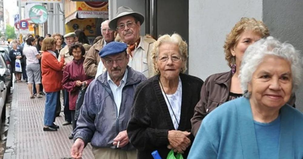 Más de un millón de jubilados y pensionados cobrarán un adicional por el aumento del salario mínimo