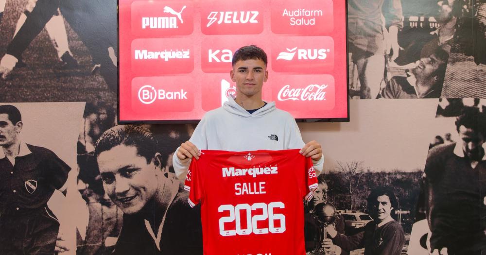 Santiago Salle firmó su primer contrato con Independiente