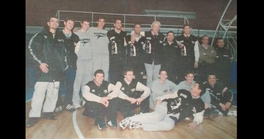 1998. El plantel de básquetbol del club Estudiantes iniciaba su preparación para la edición 1998-1999 del Torneo Superior de la Liga Nacional de Básquetbol.