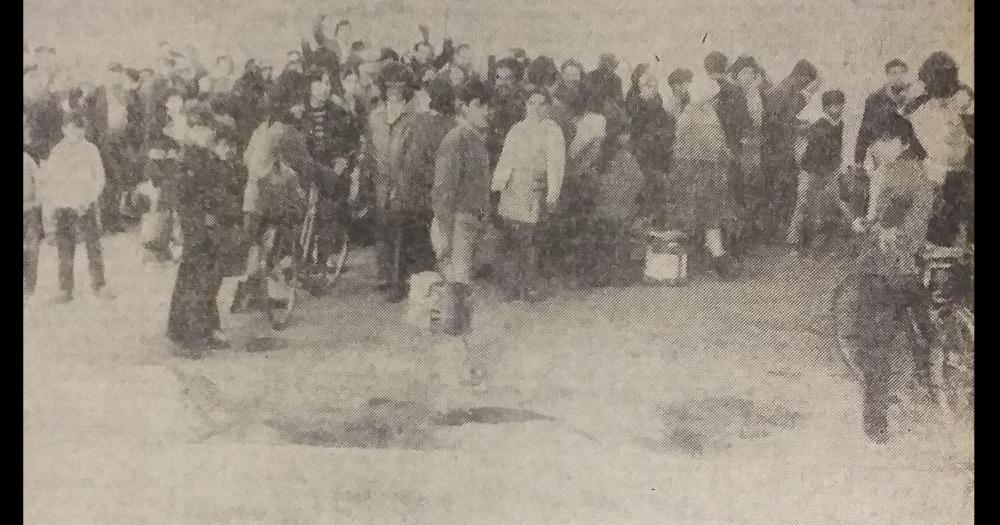 1973. Se agudizaba la falta de kerosene en Olavarría; por ello se observaban “largascolas en los pocos surtidores que disponían de dicho combustible.