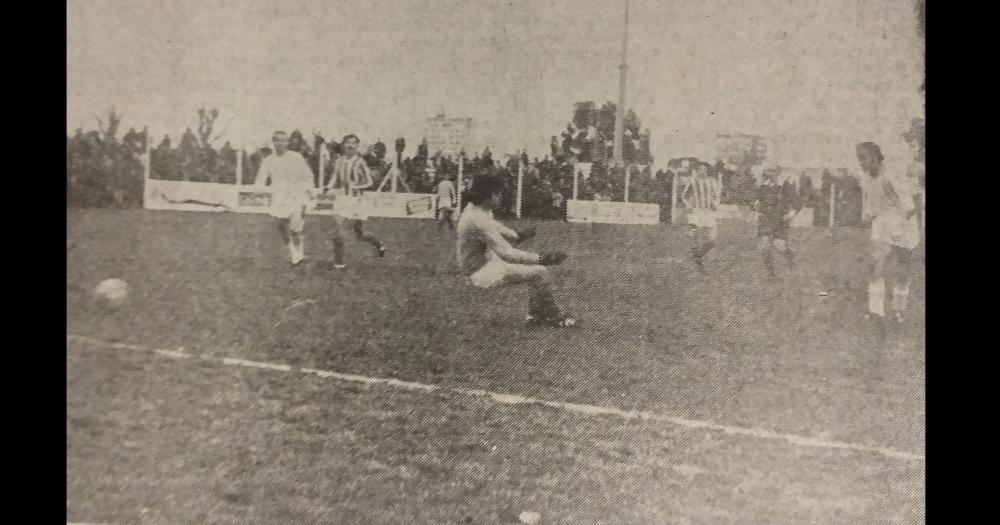 1973. La Selección de Olavarría vencía 3 a 0 (en la foto el gol de Alvarez) a la de Junín y se clasificaba para continuar en el Campeonato Argentino de fútbol.