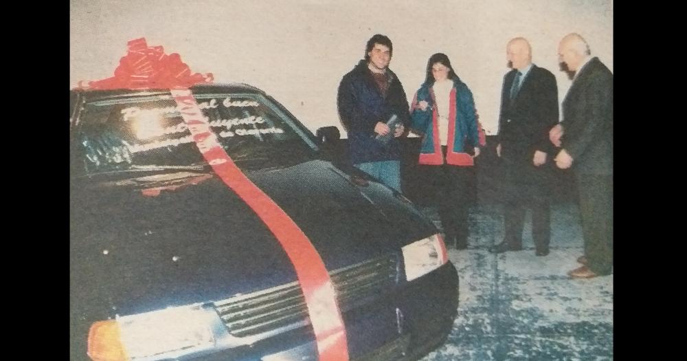 1998. Se realizaba el sorteo del premio mayor del Premio al Buen Contribuyente, un automóvil 0 kilómetro, que se lo adjudicaba Daniel Lephaille.