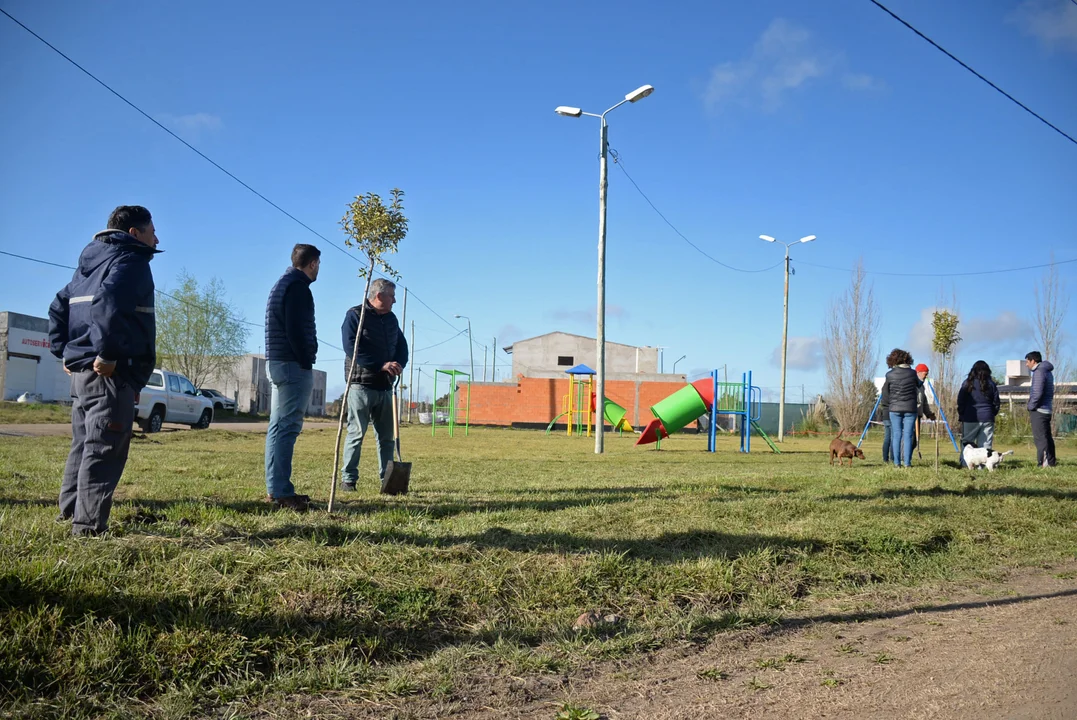 Intendente Galli se reúne con vecinos para presentar nuevos juegos en Villa Aurora