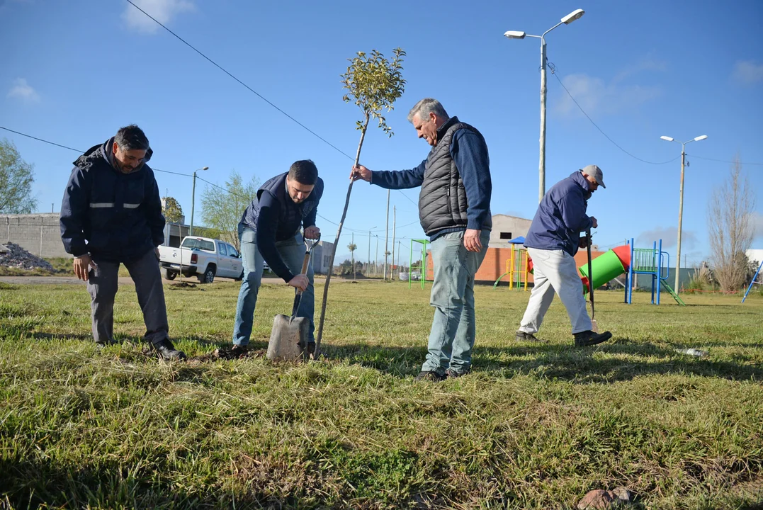 Intendente Galli se reúne con vecinos para presentar nuevos juegos en Villa Aurora