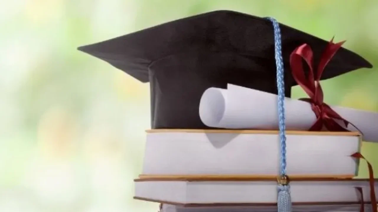 Entrega de diplomas a 73 profesionales: un momento para celebrar y reflexionar