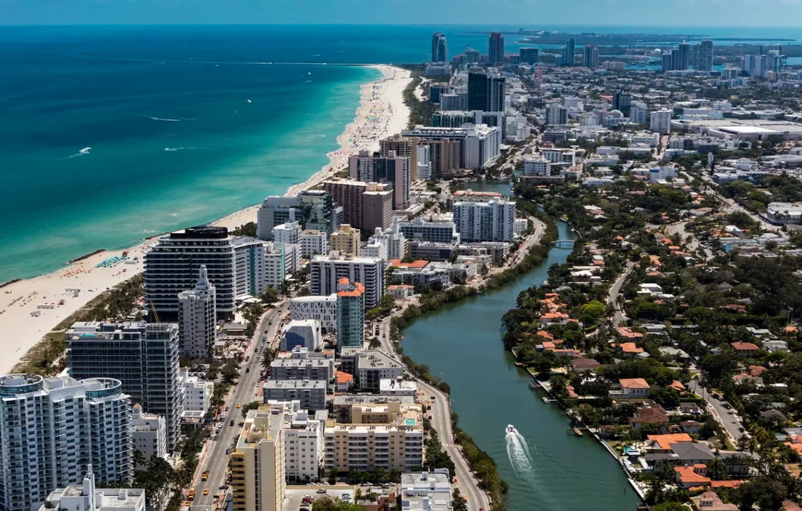 Comer un sándwich en un dirigible a más de 300 metros sobre Miami