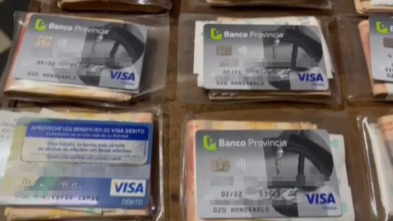 Detienen a puntero del PJ cuando sacaba plata con 48 tarjetas de empleados de la Legislatura