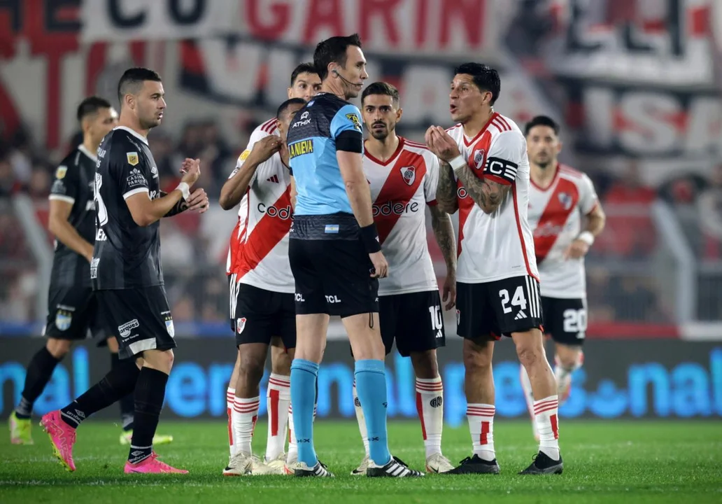 SE CONOCIERON LOS AUDIOS DEL VAR DEL GOL ANULADO A RIVER