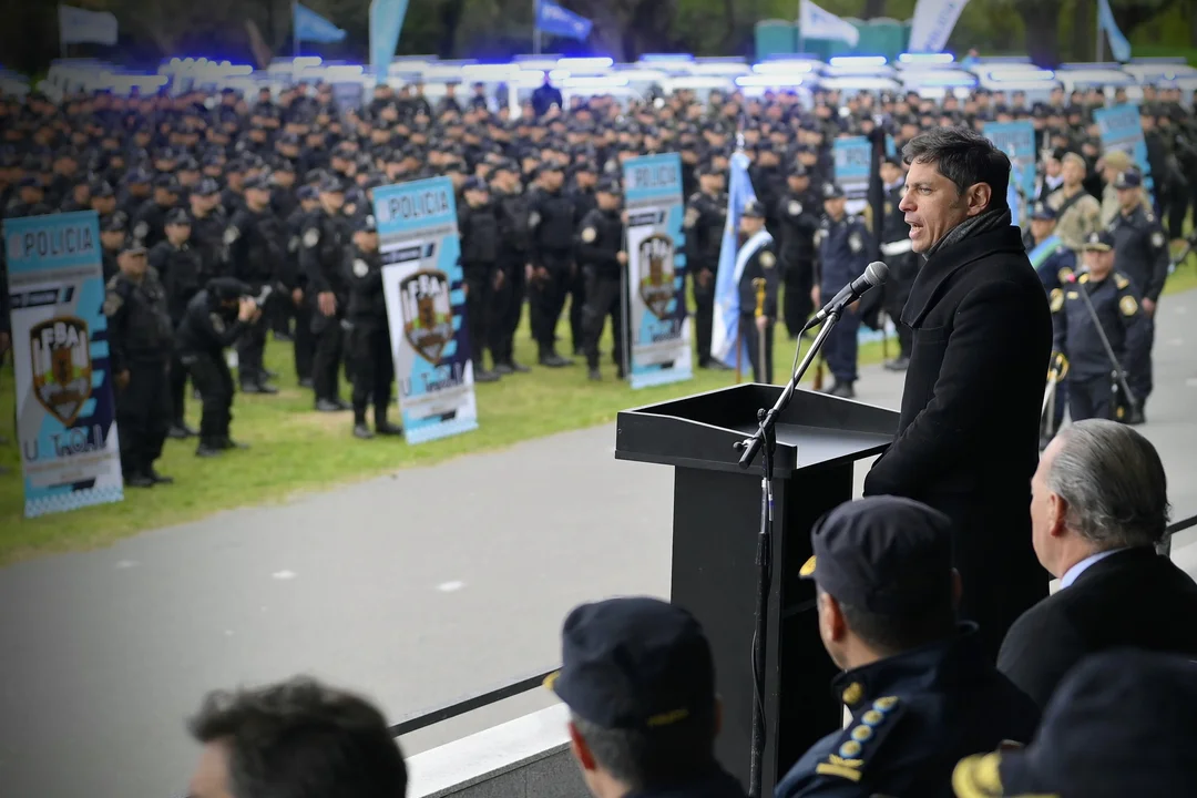 El gobernador Axel Kicillof y el ministro Sergio Berni entregan 325 nuevos móviles en Berazategui
