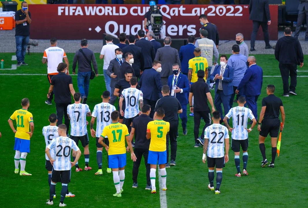 El último Brasil-Argentina por Eliminatorias se suspendió en medio de un escándalo.
