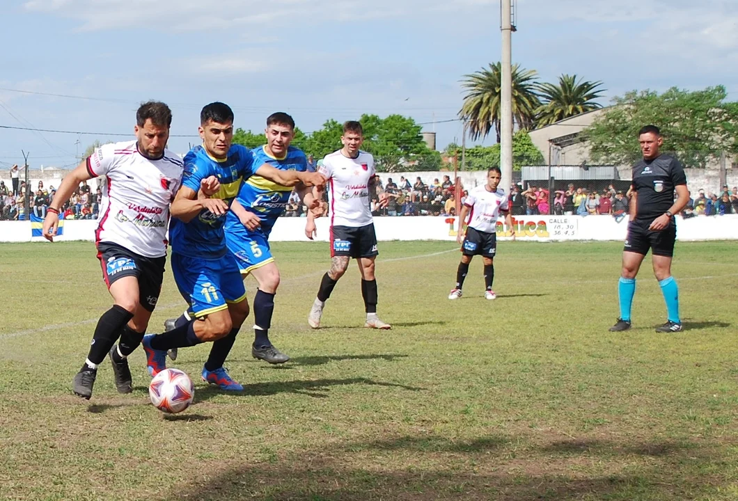 Riestra goleó a Argentinos y sigue delantero en el Clausura