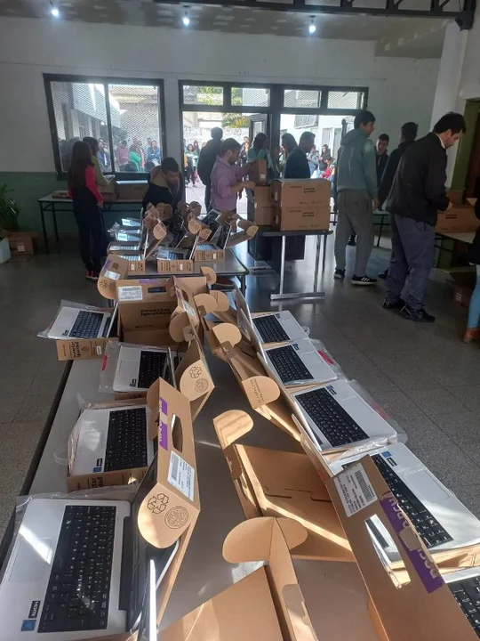 Entrega de 121 Netbooks a estudiantes de la Escuela Técnica