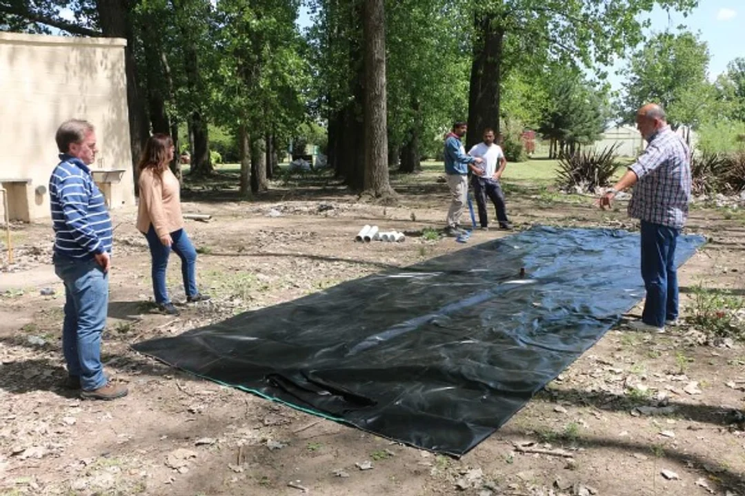 Alumnos de la EES Nº 1 reciben Biodigestor para proyecto de generación de Biogás"
