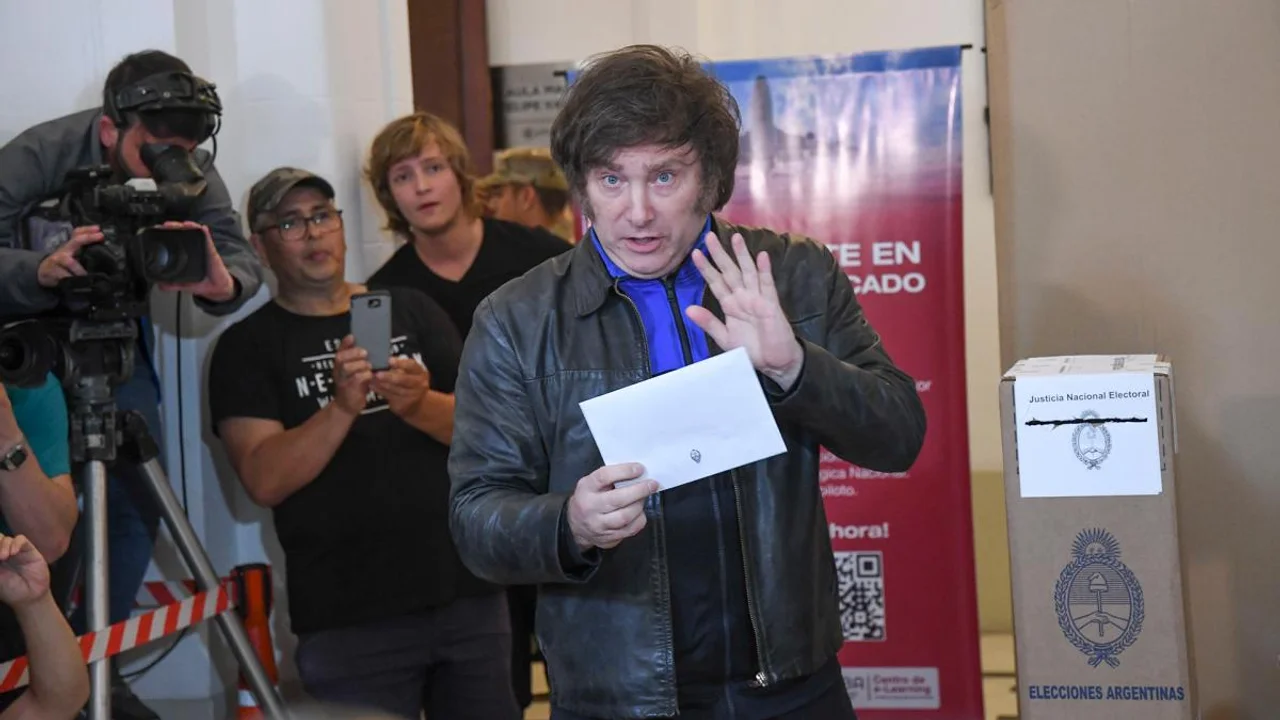 En medio de un tumulto, Milei votó y pidió que la gente concurra a las urnas