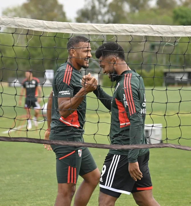 Borja y Rondón luchan por un lugar en el ataque. Foto: Prensa CARP