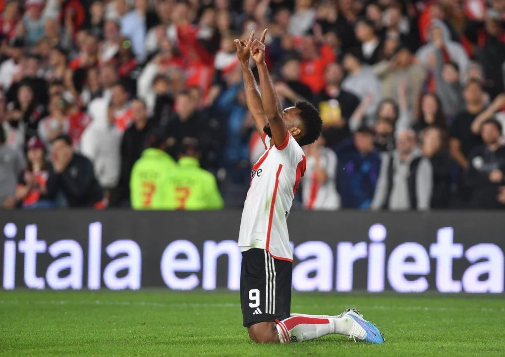 RIVER GOLEÓ A INDEPENDIENTE Y LE ARREBATÓ EL LIDERAZGO