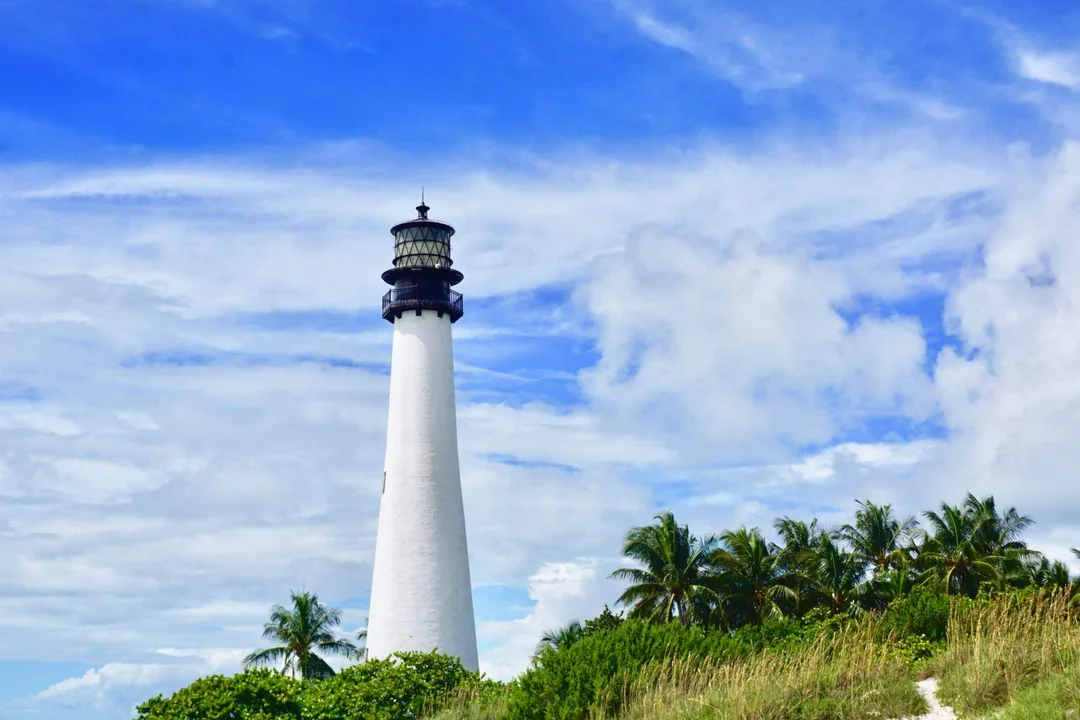 El Faro del Cabo Florida se alza entre palmeras