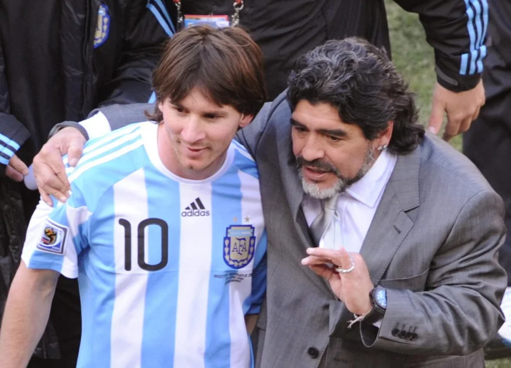 Messi y Maradona: la conexión mística entre los dioses del fútbol.