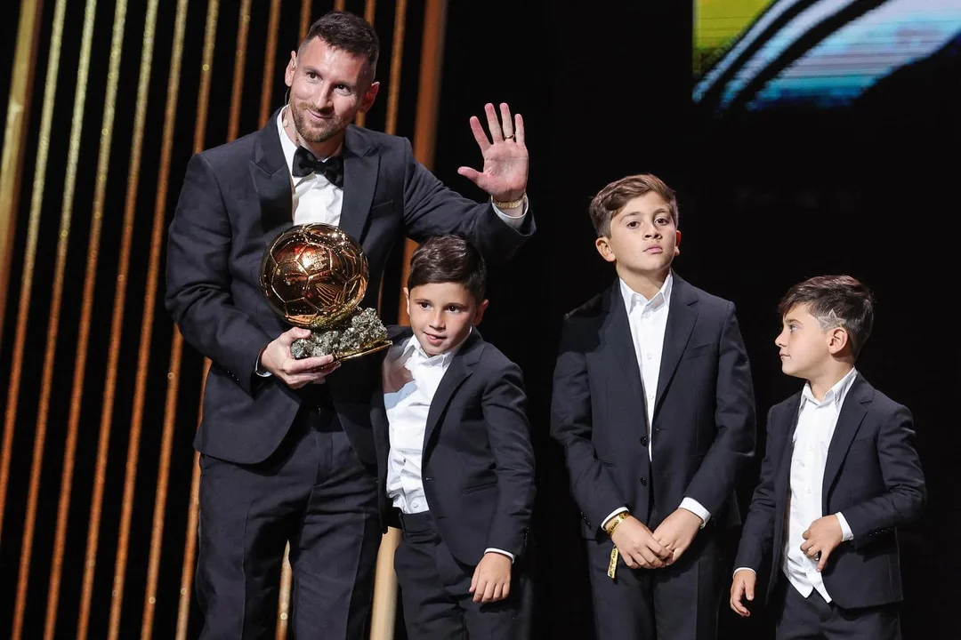 MESSI LE DEDICÓ EL BALÓN DE ORO A MARADONA: "ESTO ES PARA VOS, DIEGO"