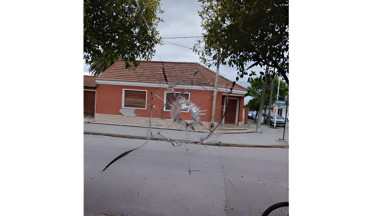 Rupturas en dos vidrieras desatan desconcierto y bronca