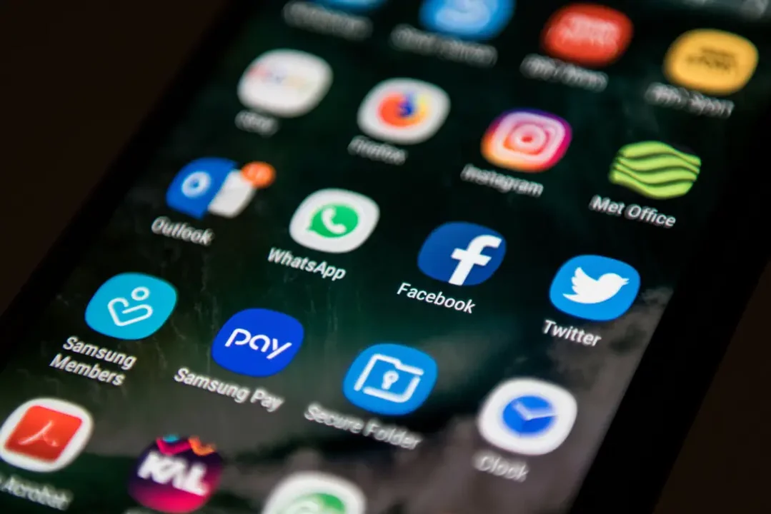 Polémica prohibición de smartphones en escuelas de Florida: severos castigos