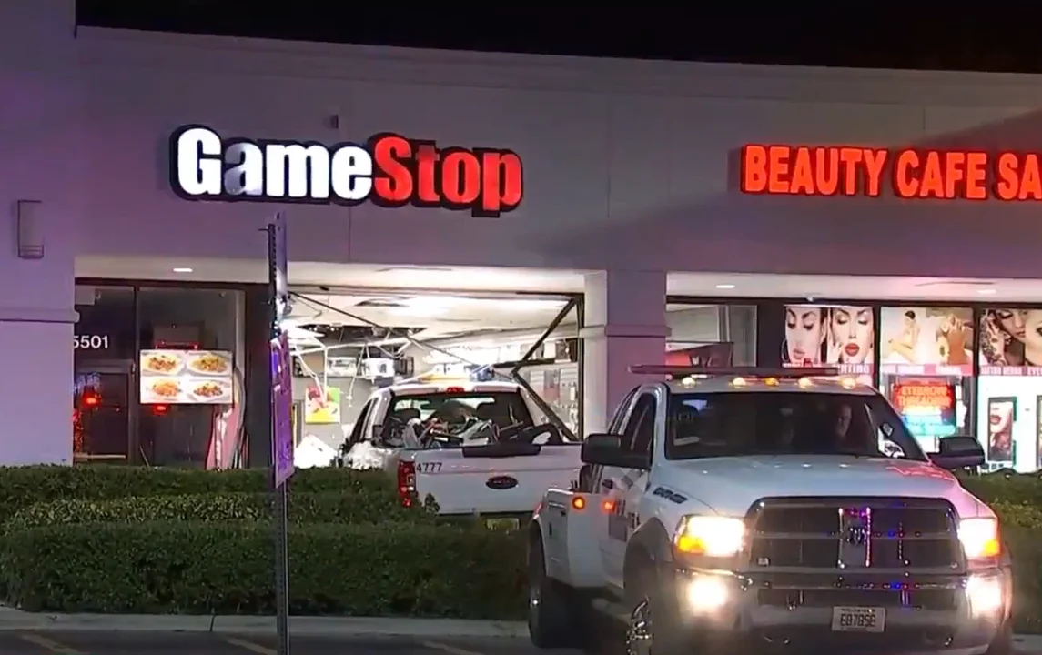 Caos en GameStop: vehículo choca contra la tienda dejando tres heridos
