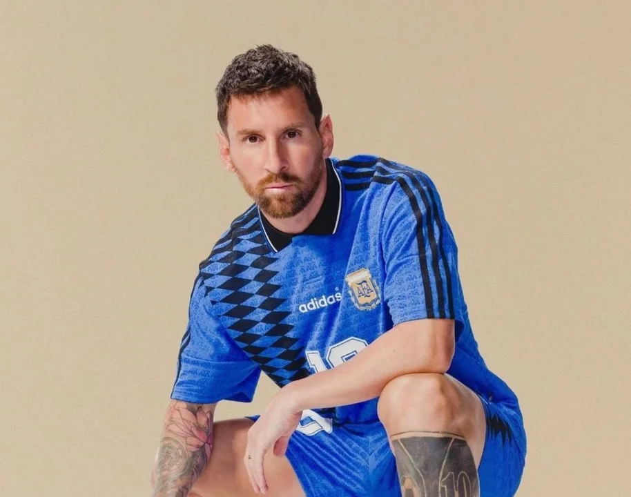 MESSI, EN MODO DIEGO: EL LANZAMIENTO DE LA CAMISETA RETRO DE ARGENTINA