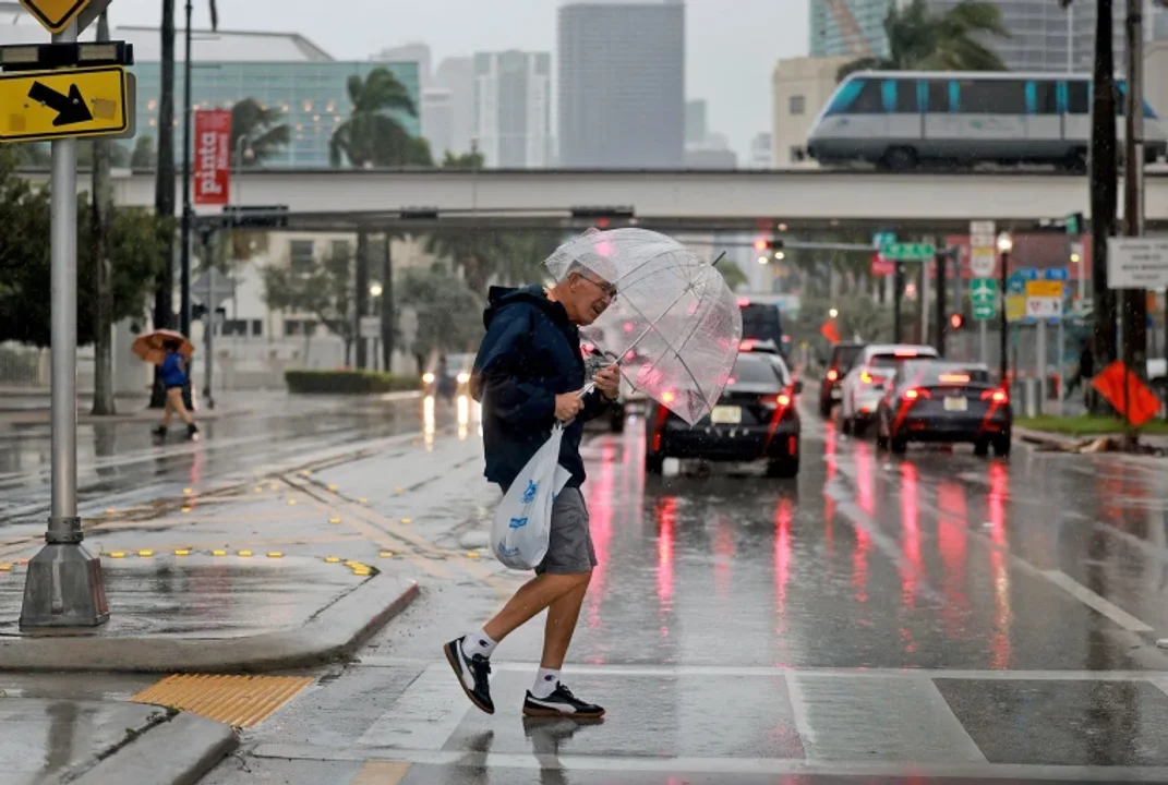 Inundaciones y cortes de energía en el sur de Florida por fuertes lluvias