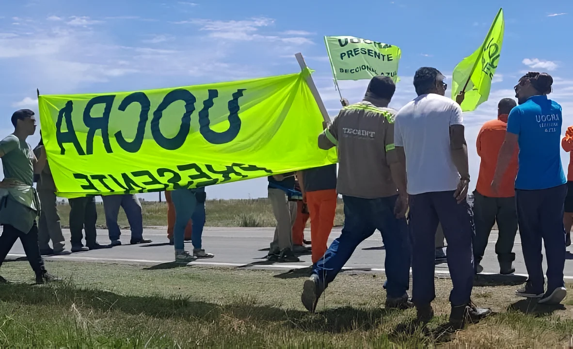 Protesta de trabajadores de UOCRA por despidos en Ruta 3