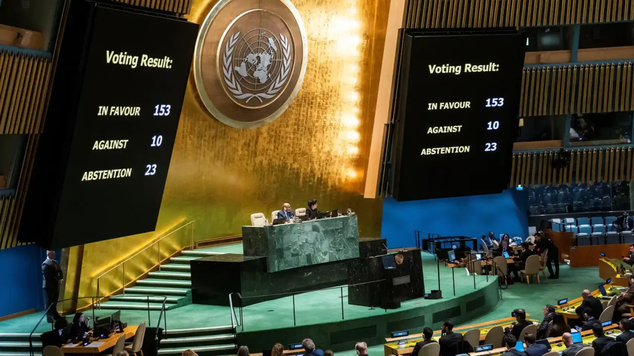 Amplia Condena Internacional: Asamblea General de la ONU Exige Alto el Fuego en Gaza, Desafiando el Veto Estadounidense