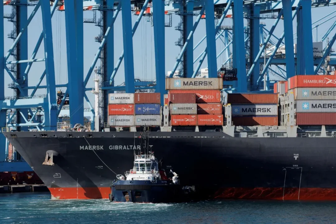 Maersk Suspende Envíos por Mar Rojo Tras Ataques con Misiles