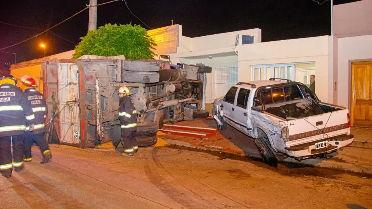 Azul: Robó un camión, volcó y murió.
