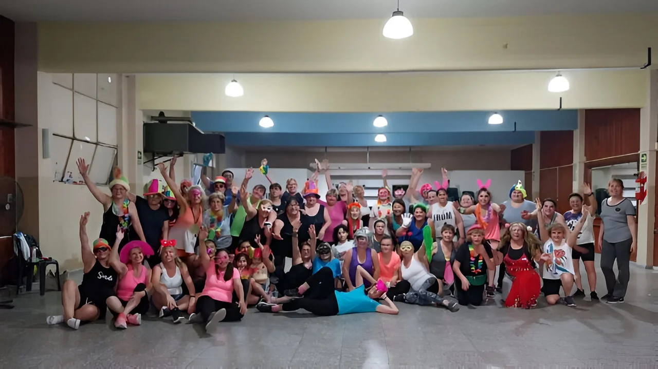 El Taller de Ritmos Latinos celebra el cierre del año 2023 con una clase especial y festiva