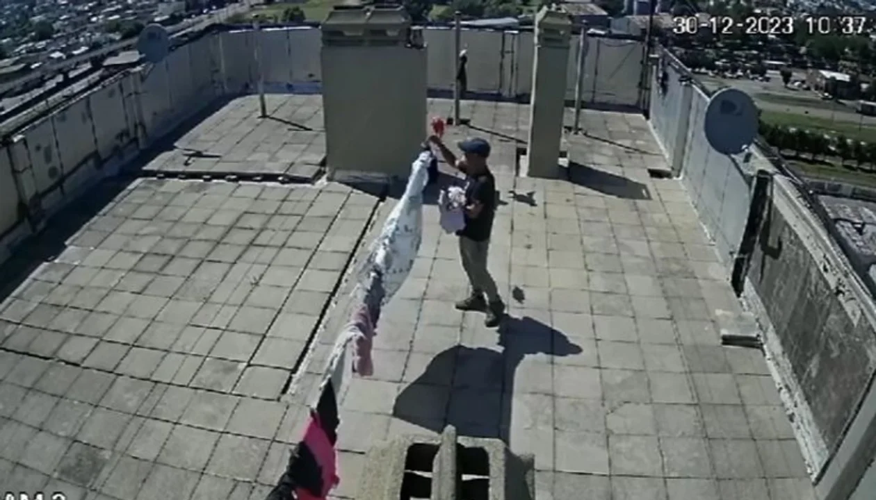 Insólito Robo: Ladrón se Lleva la Ropa de Inquilinos de un Edificio tras Subir a la Terraza