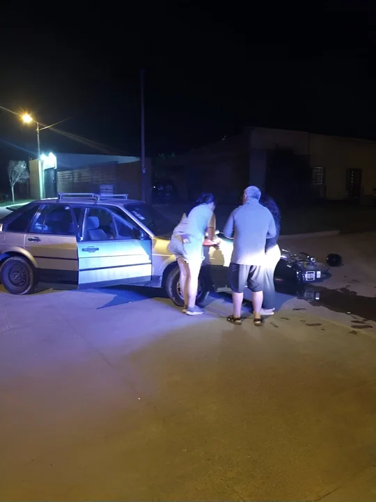 Grave accidente en la intersección de las calles Colón y Tierra del Fuego: heridos tras colisión entre automóvil y moto
