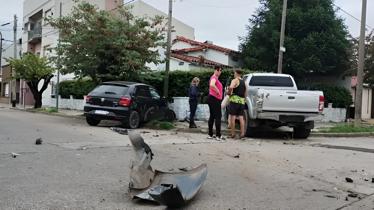 Fuerte choque en Barrio Moreno: Dos vehículos terminan en la vereda contra un pilar
