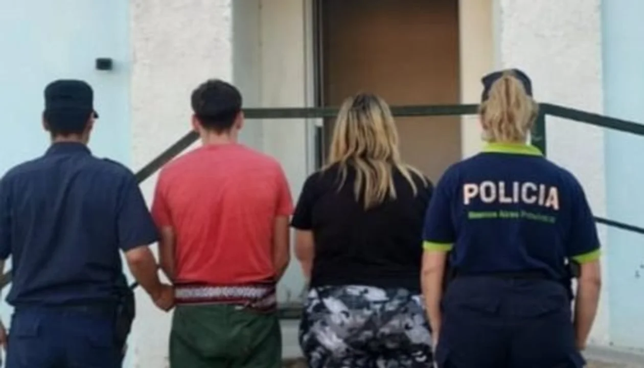 Atrapan a Dos Delincuentes que Asaltaron a un Ciudadano en una Estación de Servicio