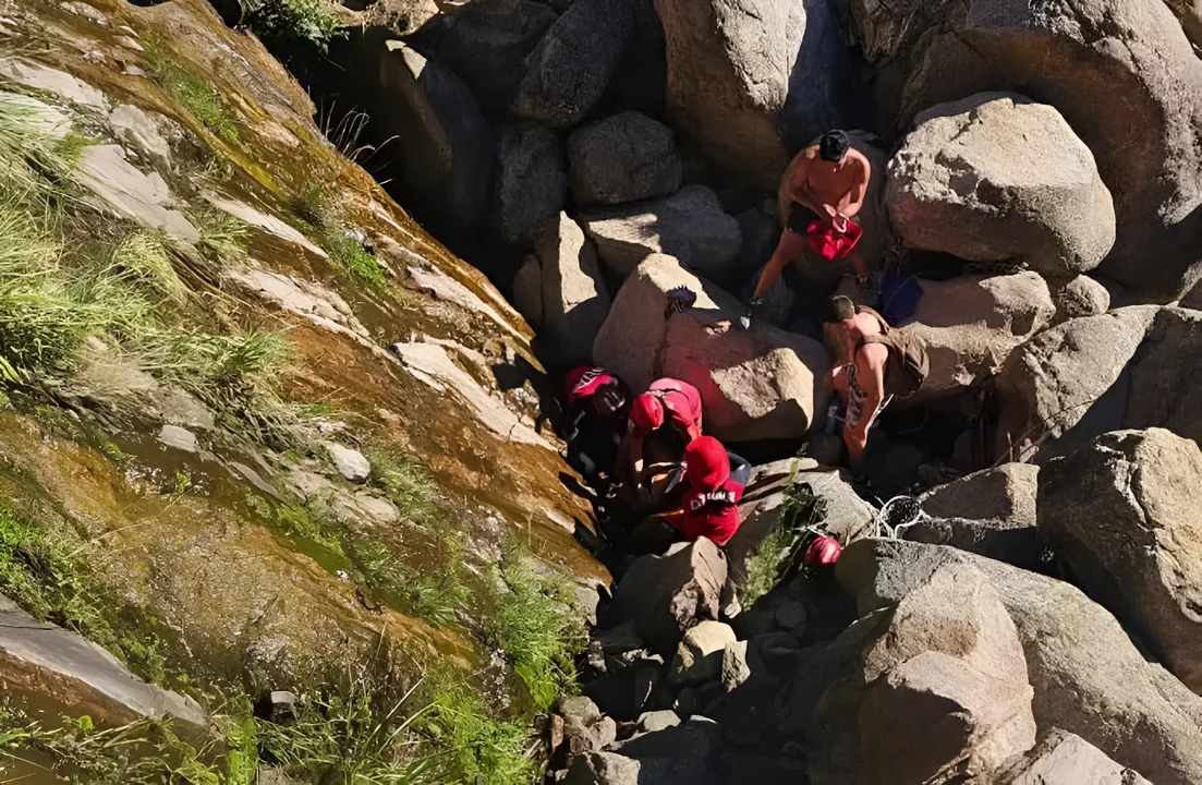 Turista de Buenos Aires salvada por bomberos en el Valle de Traslasierra después de caer en zona de piedras