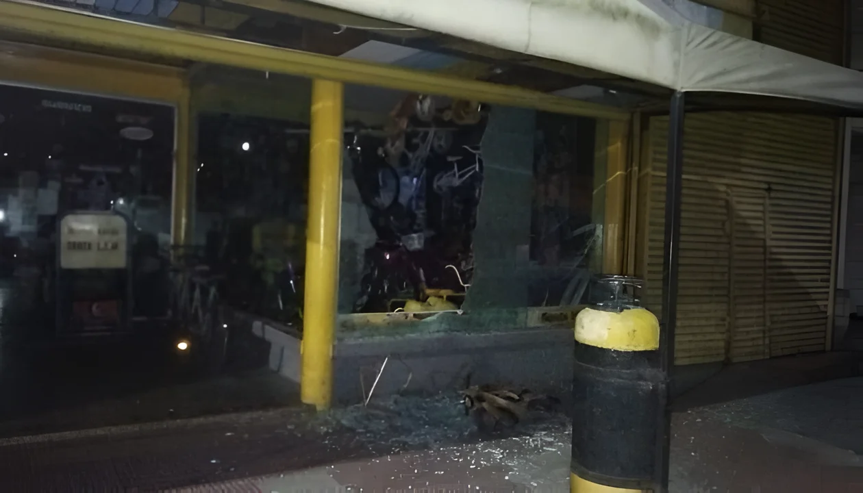 Detenido por dañar vidrieras de locales y robar una bicicleta en Olavarría