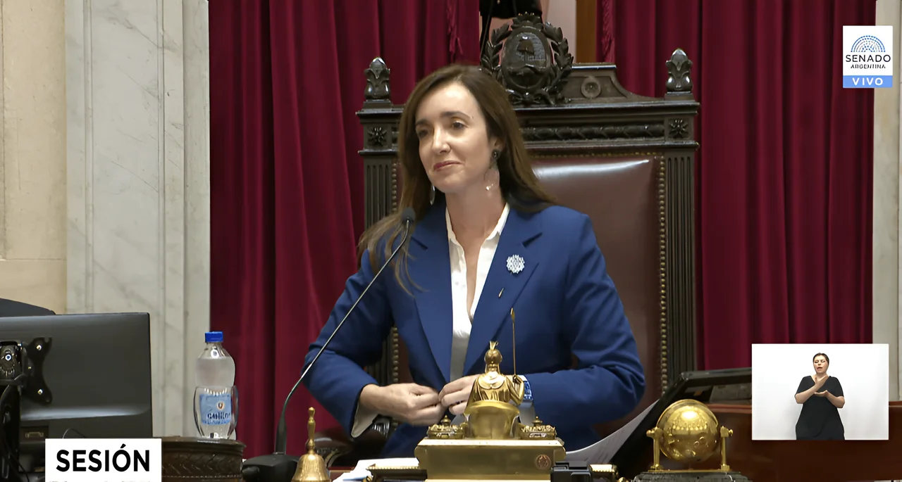 Victoria Villarruel despide a tres empleados del Senado por ausentismo injustificado.