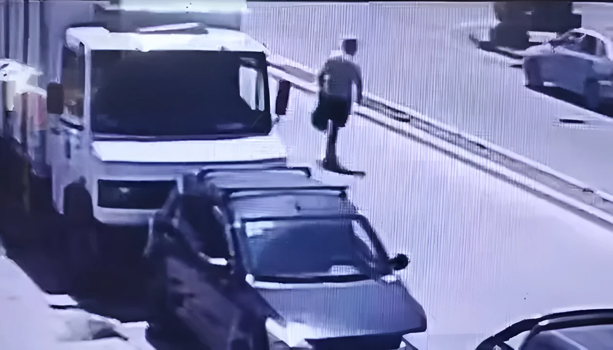 Video: Como si fuera suyo, se bajó del auto y robó pertenencias de un camión distribuidor estacionado