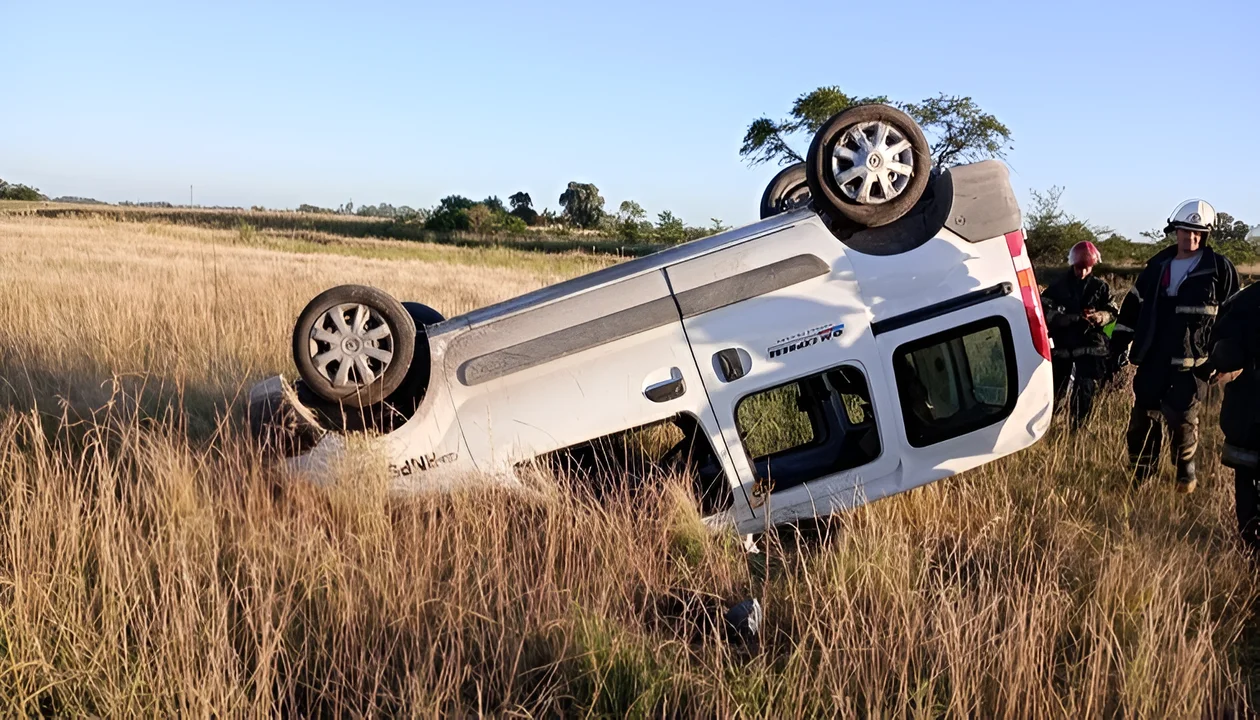 Cuatro olavarrienses sufren un despiste y vuelco en la Ruta 226 cerca de Bolívar