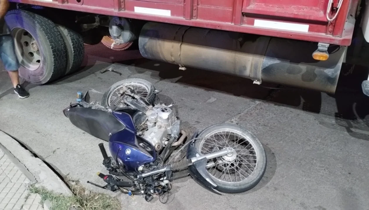 Fuerte choque entre un camión y una moto: el motociclista circulaba sin licencia ni seguro