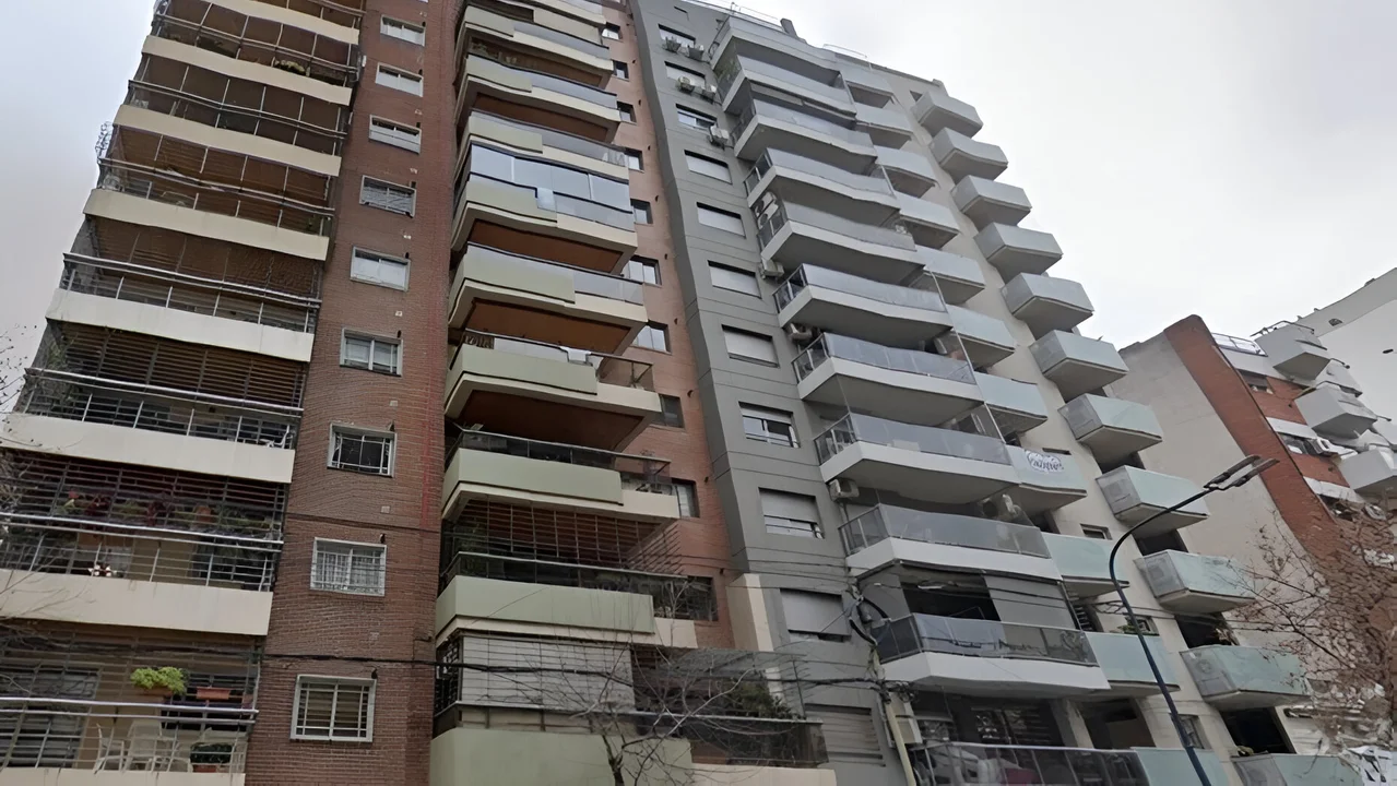 Arrestan a tres ladrones en Caballito que treparon dos pisos para robar un departamento