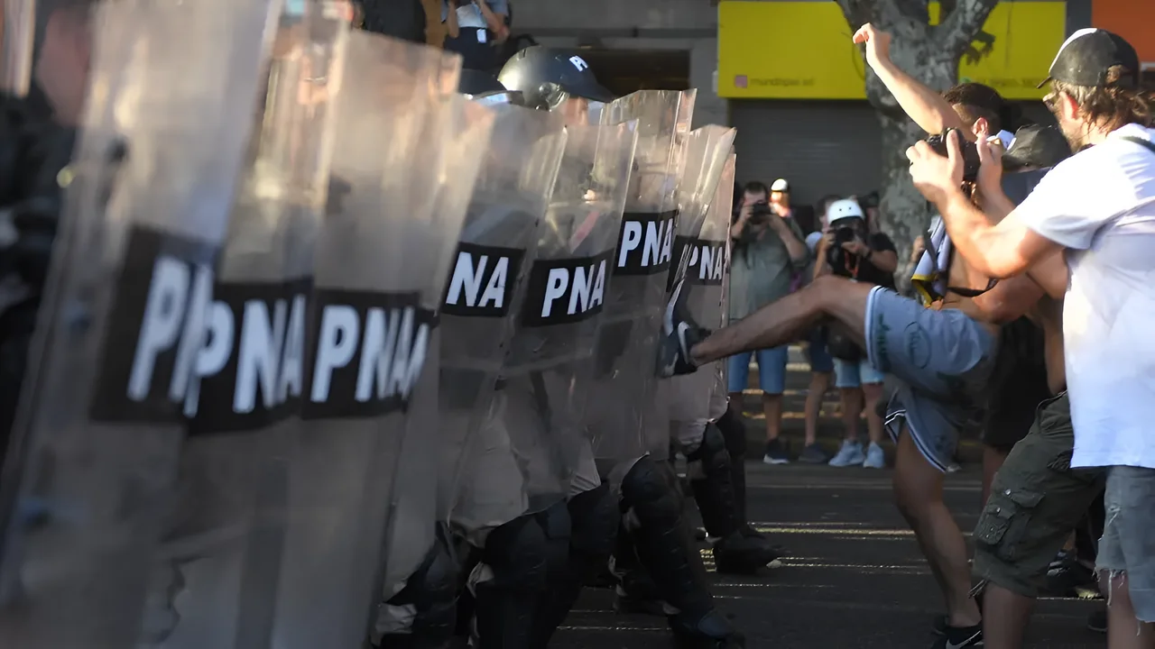 Violencia en las calles: Piqueteros de izquierda protagonizan ataques durante el debate de la Ley Ómnibus