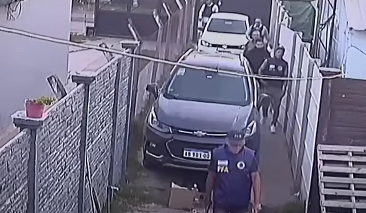 Simulan un allanamiento para robar y escapan ante el ataque de los perros
